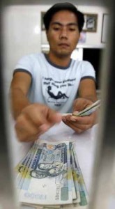 A worker sends home money. Credit: La Liga International