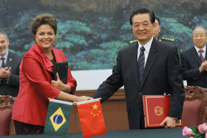 Brazil&#039;s Dilma Rousseff shakes hands with China&#039;s Hu Jintao 