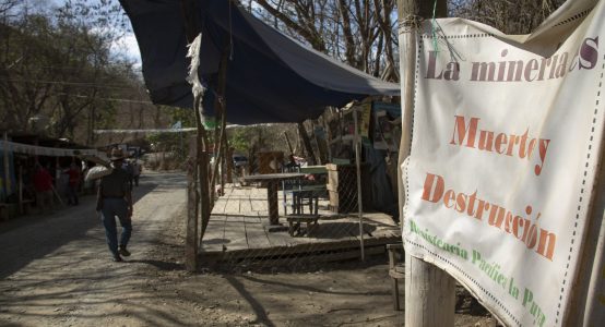 A banner in La Puya, Guatemala reads: "Mining is Death and Destruction." (Photo: Iximche Media)
